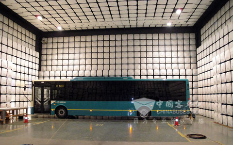 大金龍積極針對歐洲客戶需求開發(fā)產(chǎn)品，圖為XMQ6127J車型進(jìn)行歐盟整車型式認(rèn)證