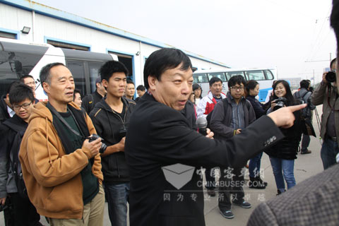青年汽車集團董事局主席總裁龐青年介紹5分鐘充電公交客車
