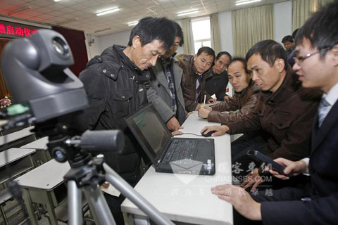 受捐學(xué)校代表操作計(jì)算機(jī)