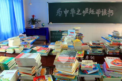 學(xué)校老師正在整理此次捐贈(zèng)的書(shū)籍