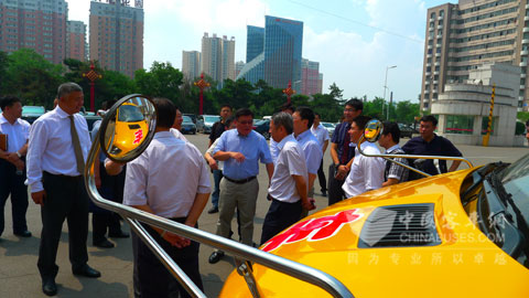 各方領(lǐng)導(dǎo)共同參觀黃海校車