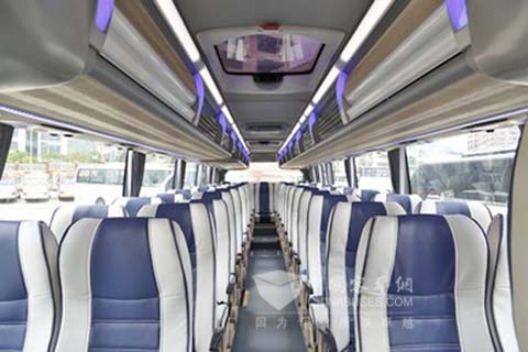 　寬敞的車內(nèi)空間