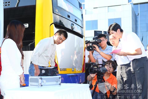 工作人員現(xiàn)場(chǎng)為福田L(fēng)NG客車進(jìn)行PM2.5尾氣檢測(cè)