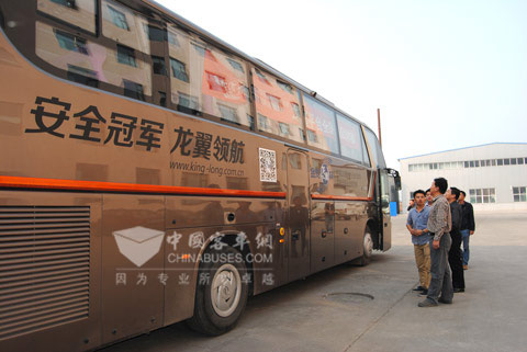 長治汽運的領(lǐng)導(dǎo)親自試乘加載龍翼平臺的大金龍客車