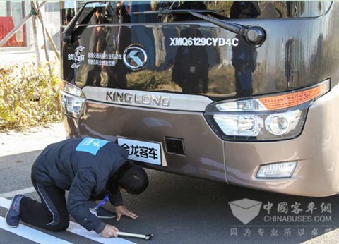 比賽開始選手進(jìn)行發(fā)車前安全檢查