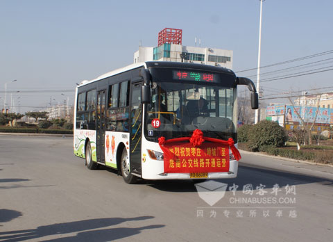 開始在棗莊市嶧城區(qū)執(zhí)行任務的中通燃氣客車