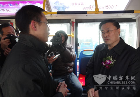 欒慶偉市長(zhǎng)試乘新車并聽取宇通工作人員介紹