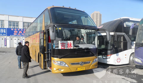 　亞星售后人員在吉林進(jìn)行車輛檢查