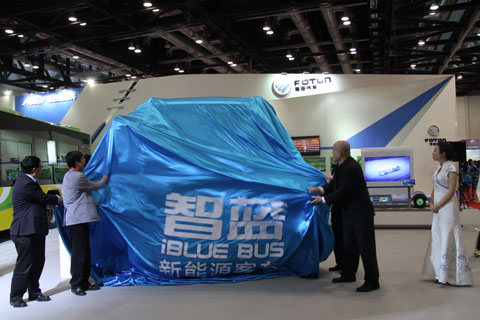 領(lǐng)導(dǎo)為新車揭幕