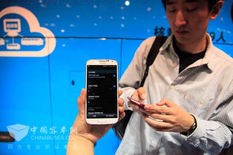 觀眾在海格云戰(zhàn)略發(fā)布會(huì)現(xiàn)場(chǎng)體驗(yàn)免費(fèi)wifi