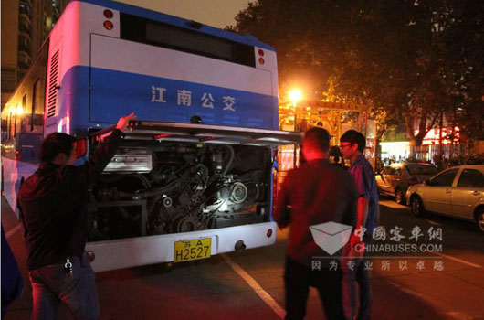 大金龍專項小組對上線車輛每晚一查二審驗