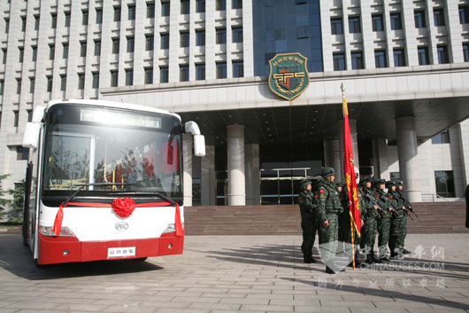 安凱捐贈(zèng)獵鷹突擊隊(duì)反恐演練用車