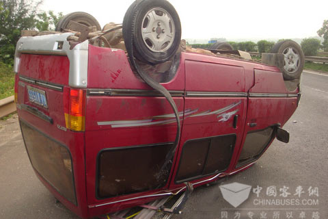 海南西線高速面包車爆胎翻車事故現(xiàn)場
