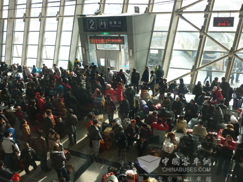 北京六里橋長(zhǎng)途客運(yùn)站乘客候車情景