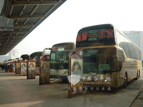 北京六里橋長(zhǎng)途客運(yùn)站準(zhǔn)備護(hù)送乘客回家的客車