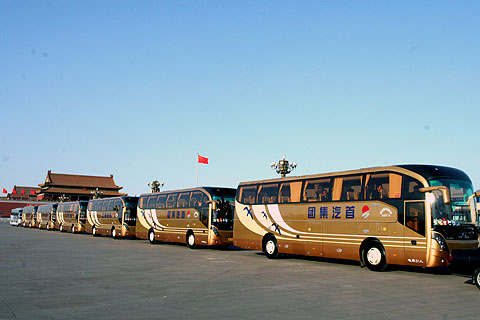 兩會(huì)代表乘坐金旅XML6125開拓者
