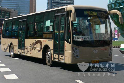 裝配道依茨一汽大柴發(fā)動(dòng)機(jī)的大連公交車