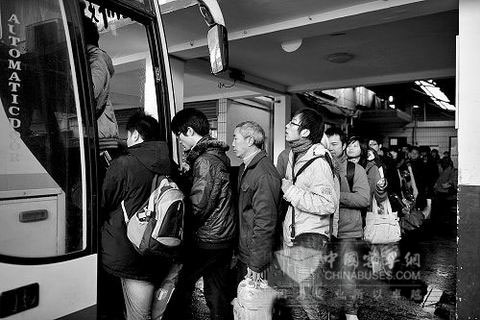 春運(yùn)期間長途客運(yùn)站里人們排隊(duì)上車