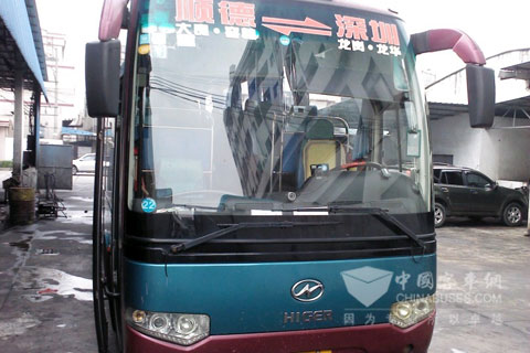裝配米其林輪胎的順德長(zhǎng)運(yùn)客車(chē)