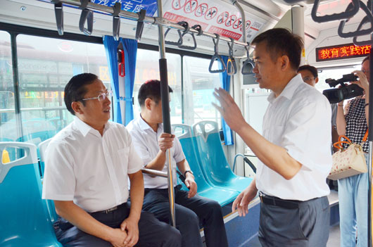 董事長張保國向市領導介紹公交發(fā)展情況