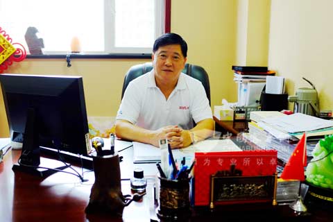 青島交運(yùn)集團(tuán)溫馨巴士公司總經(jīng)理曲國接受客車網(wǎng)采訪
