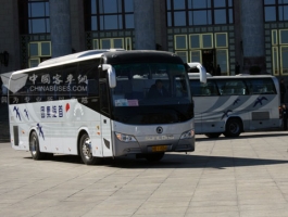 圖說(shuō)兩會(huì)：申龍客車服務(wù)2011全國(guó)兩會(huì)