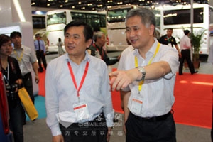 交通部副部長(zhǎng)馮正霖視察大金龍展臺(tái)