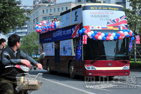 亮相成都街頭的英國世博大巴立刻引起市民興趣