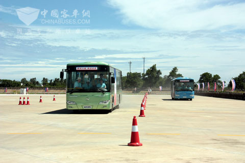 兩輛XMQ6127G進(jìn)行加速性能測試，裝配自動變速箱的客車（左）加速性能明顯好于裝配手動變速箱的客車