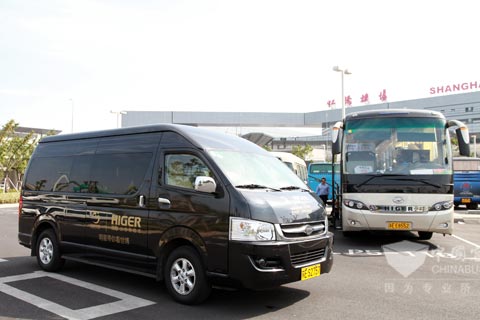 海格商旅車在虹橋機(jī)場遇到兄弟海格H90.