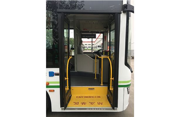 上海萬(wàn)象SXC6120GBEV8公交車（純電動(dòng)10-50座）