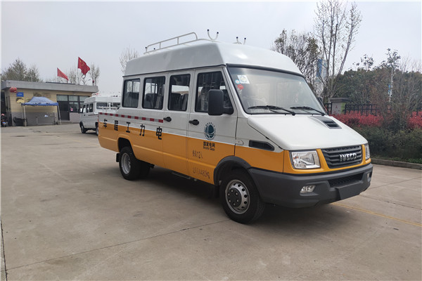 南京依維柯NJ5046XGCZA-1斗式工程車（柴油國六10-13座）