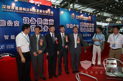 圖為李剛司長、張延華副司長、姚明德會長、王永立副會長等領(lǐng)導(dǎo)參觀展會