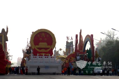 配裝東風(fēng)康明斯發(fā)動機(jī)的國徽彩車