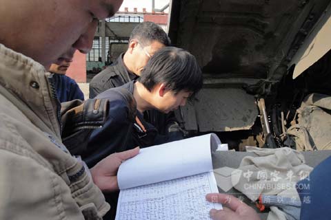 東風(fēng)康明斯服務(wù)人員在對一臺一百二十萬公里 無大修的機器進行核查