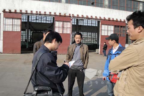 東風(fēng)康明斯工作人員與用戶交談,收集用戶對發(fā)動機 操作保養(yǎng)的心得
