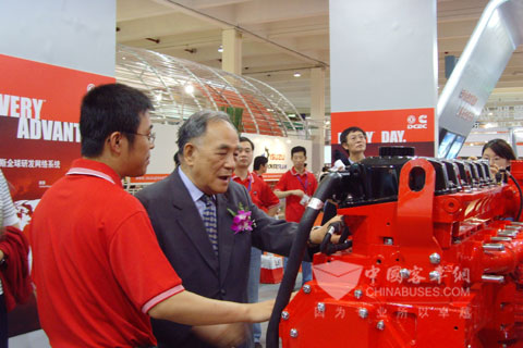 內(nèi)燃機(jī)展上行業(yè)專家向工作人員詢問(wèn)Z系列發(fā)動(dòng)機(jī)的情況