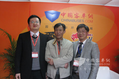 驛力執(zhí)行總經(jīng)理陳海明（左）董事長(zhǎng)陳江鋒（中）客車(chē)網(wǎng)總編輯吳永強(qiáng)