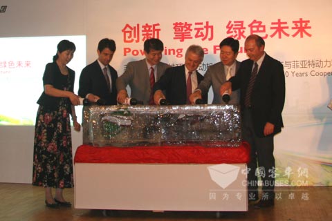 出席活動(dòng)的領(lǐng)導(dǎo)共慶 首都綠色交通