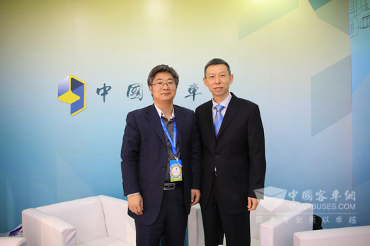 康明斯公司副總裁，東風(fēng)康明斯發(fā)動(dòng)機(jī)公司總經(jīng)理王寧（右）與中國(guó)卡車網(wǎng)總編輯吳永強(qiáng)合影